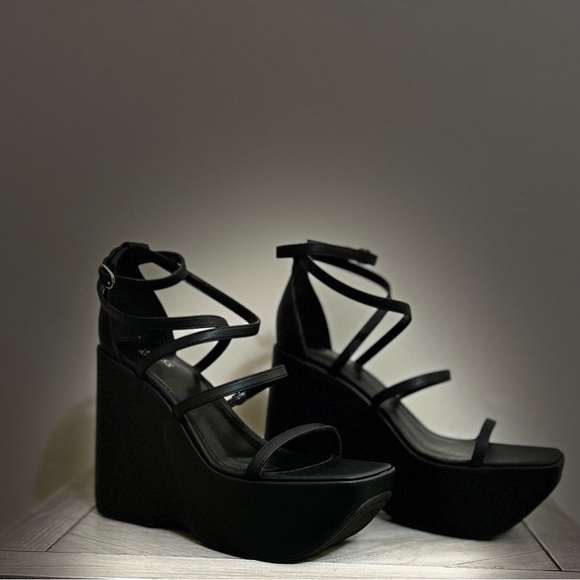 Ultrahigh platform heels - Picture 1 of 4